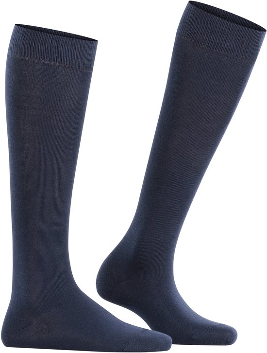 Paar effen blauwe kniekousen met subtiele ribbelstructuur.