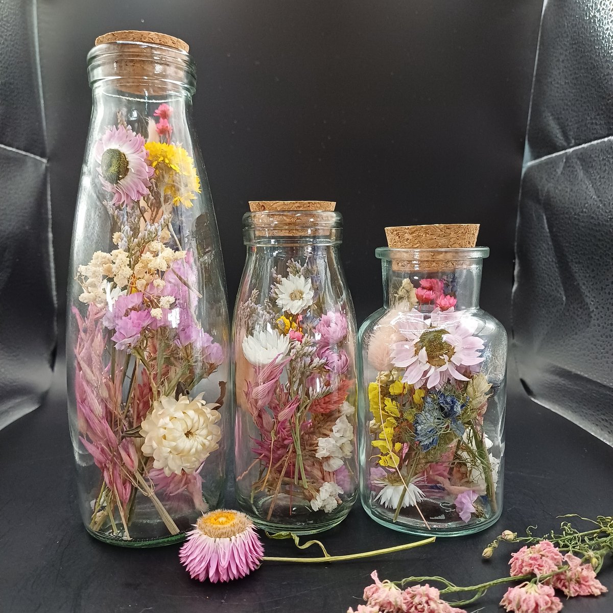 Set van 3 verschillende flessen met kurk en droogbloemen | Droogbloemen | decoratie | vaas | droogbloemen in fles | boeket | bloemstuk | interieur | fleurig | fles met kurk | cadeau | gezellig | droogbloemen | decoratie | woondecoratie