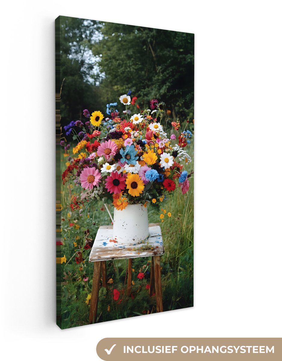 Canvas schilderij 80x160 cm - Exclusieve wanddecoratie Bloemen - Krukje - Gieter - Veld - 