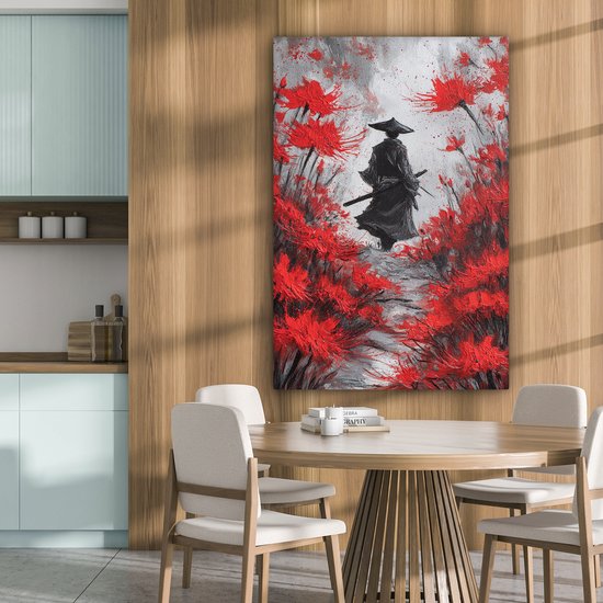 Een samoerai in het zwart loopt door een pad omringd door felrode bloemen, opgehangen in een eetkamer.