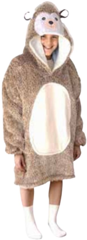 Een kind draagt een bruine, pluizige hoodie deken met een egel gezicht op de capuchon. Het egelgezicht heeft zwarte ogen en oren.