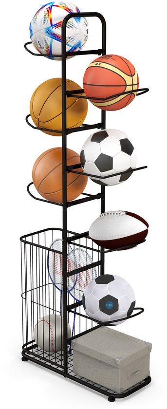 Zwart metalen sportballenrek met 7 niveaus. Bevat basketbal, voetbal, rugbybal, honkbal en tennisrackets in een mand.
