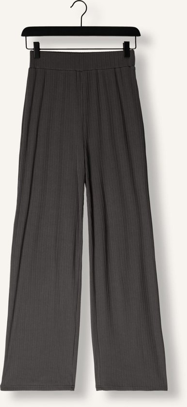 Pantalon gris foncé côtelé avec jambes évasées, suspendu à un cintre.