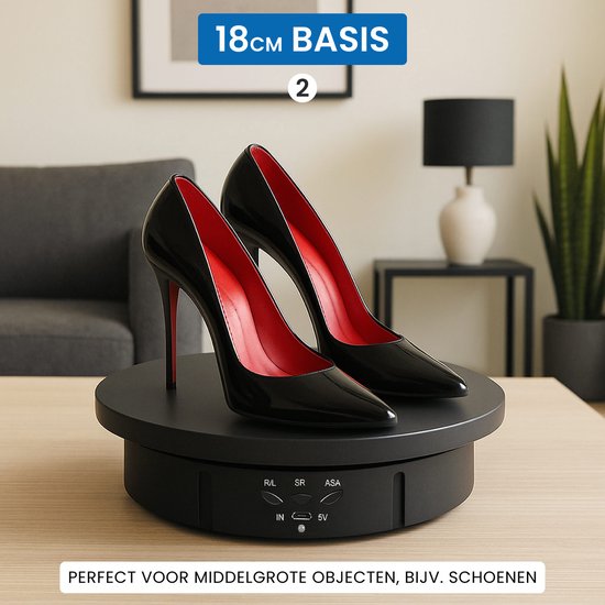 Zwart draaiplateau (18cm basis) met twee zwarte pumps met rode zolen. Perfect voor middelgrote objecten.