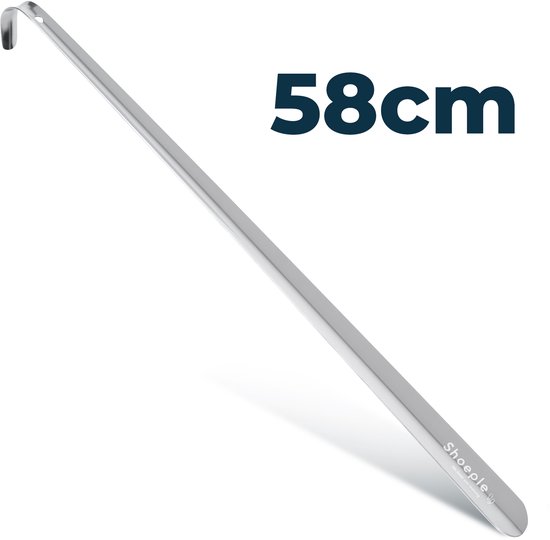 Een lange, zilverkleurige metalen schoenlepel van 58 cm, met het 'Shoeple' logo.