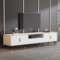 Witte tv-kast met marmerlook blad, ribbeldeuren, gouden handgrepen en zwarte pootjes, met tv en decoratie.
