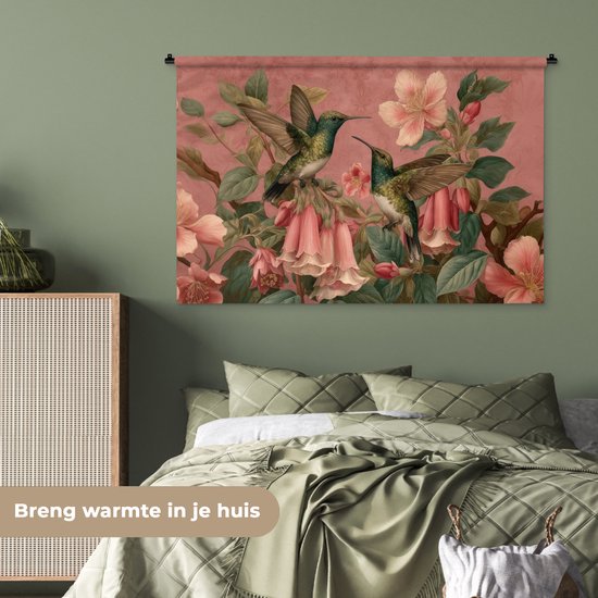 Wandkleed met roze achtergrond, twee kolibries tussen bloemen in een slaapkamer.