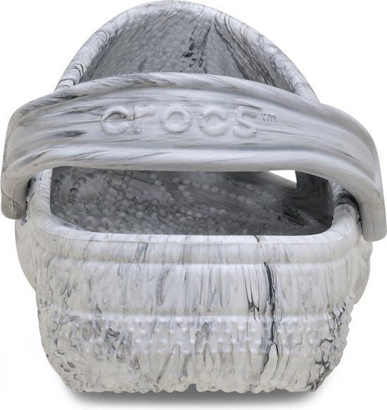Voorkant van een witte Croc met grijze marmerprint, met 'Crocs' logo.