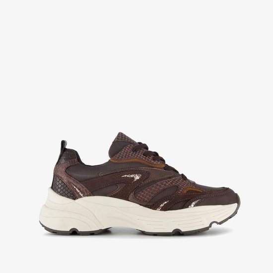 Bruine Harper dames sneaker met slangenprint en beige zool.