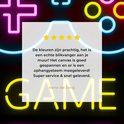 Toile noire avec néons : manette bleue, texte jaune 'GAME', texte rose 'ZONE', avec un avis.