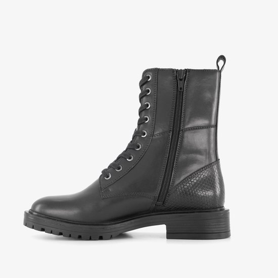 Zwarte leren veterboot met rits aan de zijkant en snake-print detail.
