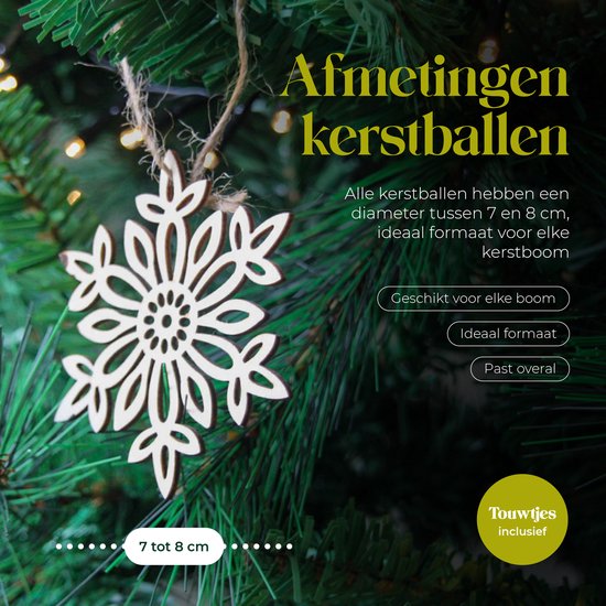 Houten kersthanger in de vorm van een gedetailleerde sneeuwvlok met touwtje, hangend aan een kerstboom. Diameter 7-8 cm.