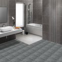 Grijze PVC-tegels met marmerlook op de vloer van een badkamer.