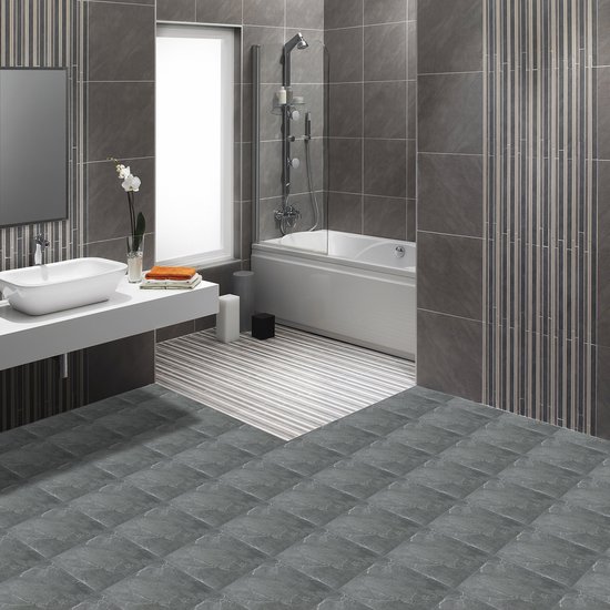 Grijze PVC-tegels met marmerlook op de vloer van een badkamer.