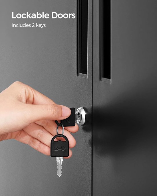 Hand die een sleutel in het slot van een zwarte metalen kast steekt.