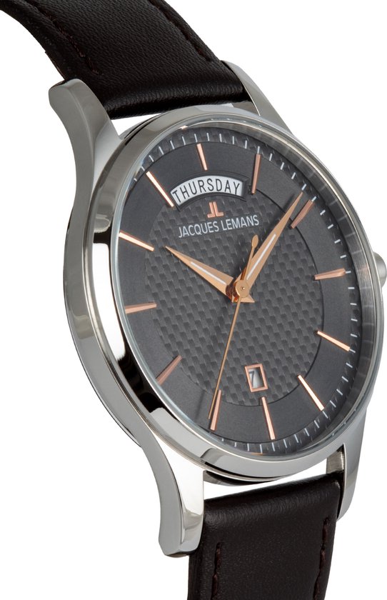 Jacques Lemans horloge met donkergrijze wijzerplaat met textuur, gouden indexen en datumvenster. Zilverkleurige kast, bruine lederen band.