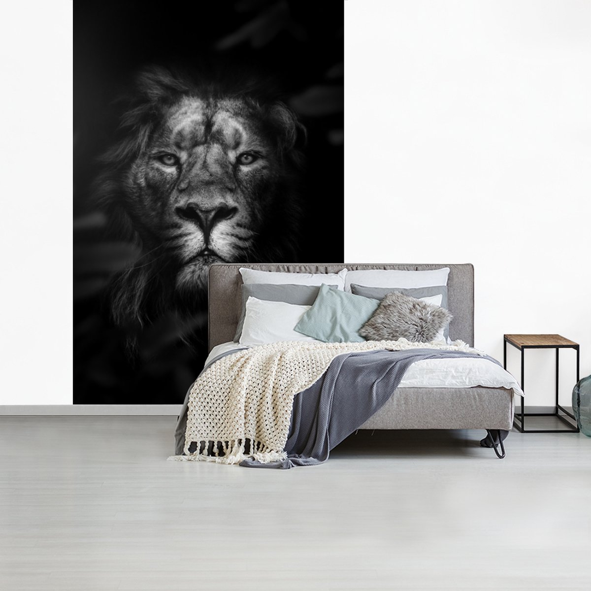 Behang - Fotobehang een leeuw in de jungle - zwart wit - Breedte 200 cm x hoogte 300 cm
