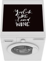 Wasmachine beschermer mat - Quote You look like I need wine op een zwarte achtergrond - Breedte 55 cm x hoogte 45 cm