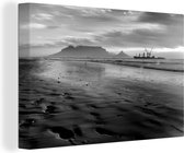 Canvas Schilderij Zonsondergang over de Tafelberg in Kaapstad - zwart wit - 90x60 cm - Wanddecoratie
