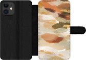 Bookcase Geschikt voor iPhone 11 telefoonhoesje - Verf - Goud - Bruin - Met vakjes - Wallet case met magneetsluiting