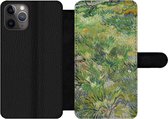 Bookcase Geschikt voor iPhone 11 Pro telefoonhoesje - Grasveld met bloemen en vlinders - Vincent van Gogh - Met vakjes - Wallet case met magneetsluiting