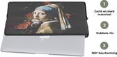 Laptophoes 15.6 inch - Meisje met de parel - Vermeer - Bloemen - Laptop sleeve - Binnenmaat 39,5x29,5 cm - Zwarte achterkant