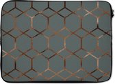 Laptophoes 13 inch 34x24 cm - Luxe patroon - Macbook & Laptop sleeve Luxe patroon van bronzen zeshoeken en ruiten tegen een donkerblauwe achtergrond - Laptop hoes met foto