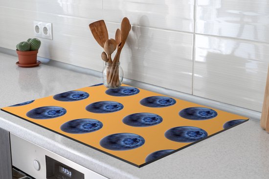 KitchenYeah® Inductie beschermer 70x52 cm - Blauwe bes - Oranje - Patroon - Kookplaataccessoires - Afdekplaat voor kookplaat - Inductiebeschermer - Inductiemat - Inductieplaat mat