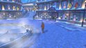 Een besneeuwd stadsplein met gebouwen en een persoon met een oranje rugzak.