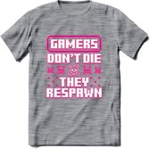 Gamers don't die pixel T-shirt | Neon Roze | Gaming kleding | Grappig game verjaardag cadeau shirt Heren – Dames – Unisex | - Donker Grijs - Gemaleerd - L