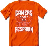 Gamers don't die T-shirt | Neon Rood | Gaming kleding | Grappig game verjaardag cadeau shirt Heren – Dames – Unisex | - Oranje - L