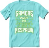 Gamers don't die T-shirt | Neon Groen | Gaming kleding | Grappig game verjaardag cadeau shirt Heren – Dames – Unisex | - Licht Blauw - L