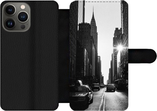Bookcase Geschikt voor iPhone 13 Pro telefoonhoesje - Een rustige straat in New York in zwart-wit - Met vakjes - Wallet case met magneetsluiting