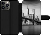 Bookcase Geschikt voor iPhone 13 Pro Max telefoonhoesje - Architectuur - New York - Brooklyn Bridge - Water - Zwart wit - Met vakjes - Wallet case met magneetsluiting