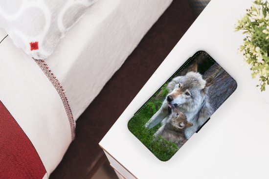 Telefoonhoesje Geschikt voor iPhone 13 telefoonhoesje - Wolf - Mos - Bos - Pup - Met vakjes - Wallet case met magneetsluiting