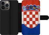 Bookcase Geschikt voor iPhone 13 Pro Max telefoonhoesje - Foto van de Kroatische vlag - Met vakjes - Wallet case met magneetsluiting