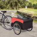 Rode en zwarte fietskar met groene tas en rol vastgemaakt aan de bovenkant, achter een fiets.