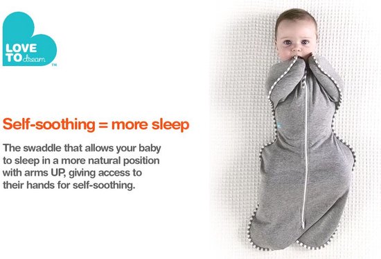 Baby in grijze Swaddle UP slaapzak met armen omhoog, met een tekst over zelf-kalmering en meer slaap.