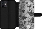 Bookcase Geschikt voor iPhone 12 telefoonhoesje - Verf - Grijs - Zwart - Met vakjes - Wallet case met magneetsluiting