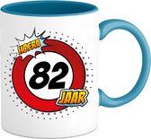 82 Jaar Verkeersbord Mok met tekst | Grappig Verjaardag Beker Cadeau | Bedrukte Koffie en Thee Mokken | Zwart | 330 ML