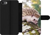 Bookcase Geschikt voor iPhone SE 2020 telefoonhoesje - Baby - Egel - Boom - Met vakjes - Wallet case met magneetsluiting