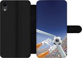 Bookcase Geschikt voor iPhone XR telefoonhoesje - Een illustratie van een keeper die de voetbal tegenhoudt - Jongetje - Meisjes - Kind - Met vakjes - Wallet case met magneetsluiting