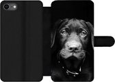 Bookcase Geschikt voor iPhone SE 2020 telefoonhoesje - Close-up labrador puppy tegen zwarte achtergrond in zwart-wit - Met vakjes - Wallet case met magneetsluiting