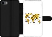 Bookcase Geschikt voor iPhone 7 telefoonhoesje - Wereldkaart - Dieren - Geel - Met vakjes - Wallet case met magneetsluiting
