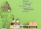 Stickerheld - Muursticker "Every family has a story... Welcome to ours..." Quote - Woonkamer - inspirerend - Engelse Teksten - Mat Paars - 55x69.1cm