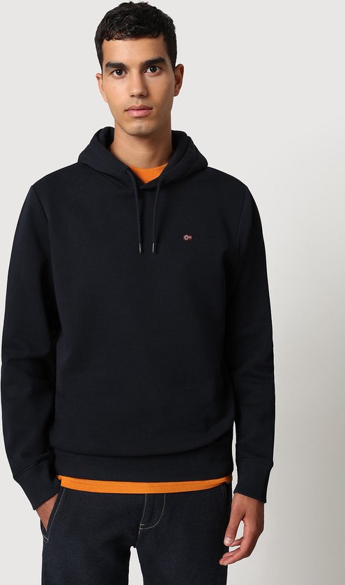 Model draagt een donkerblauwe Napapijri hoodie met capuchon, koordjes en vlaglogo.
