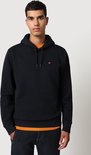 Model draagt een donkerblauwe Napapijri hoodie met capuchon, koordjes en vlaglogo.