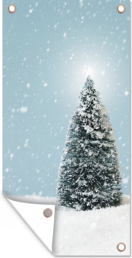 Wanddecoratie buiten Een kerstboom in een besneeuwd landschap en een blauwe hemel - 80x160 cm - Tuindoek - Buitenposter