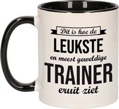 Dit is hoe de leukste en meest geweldige trainer eruitziet cadeau koffiemok / theebeker - wit met zwart - 300 ml - verjaardag / bedankje - cadeau trainer