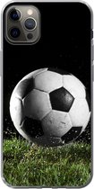 Geschikt voor iPhone 12 Pro Max hoesje - Voetbal in het gras - Siliconen Telefoonhoesje